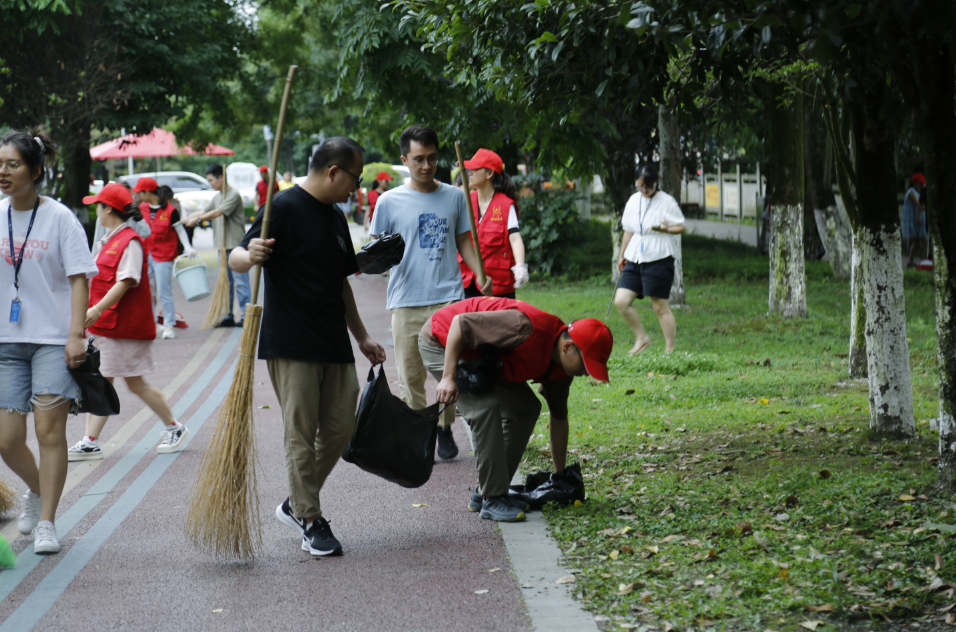 迎大運(yùn)盛會(huì) 展文明形象 |海蓉開展掃除道公益活動(dòng)！
